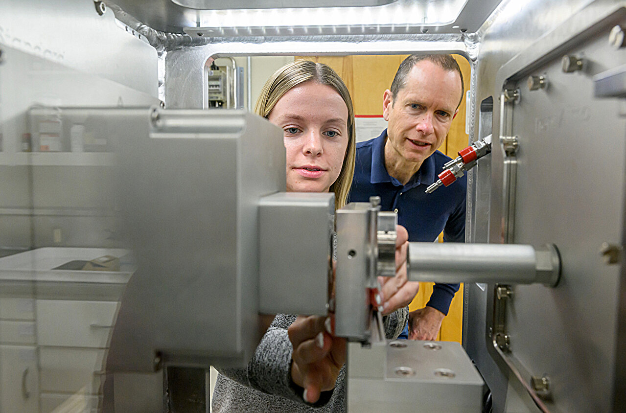 Basınca duyarlı, katmanlı yarı iletken yeni nesil veri depolama potansiyeli gösterir