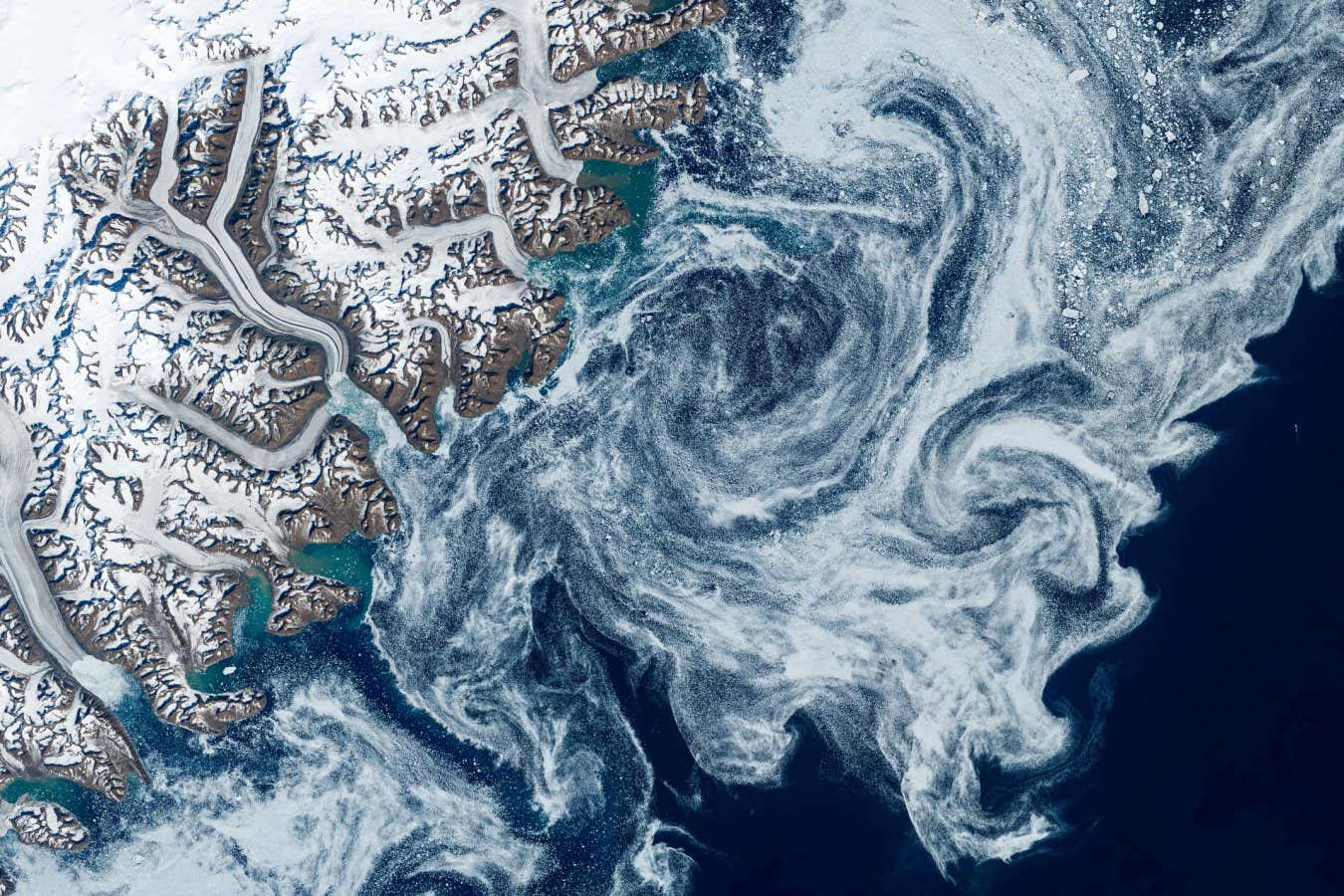 2HCNTB2 Arctic sea with Arctic remnant ice through the Fram Strait near Svalbard