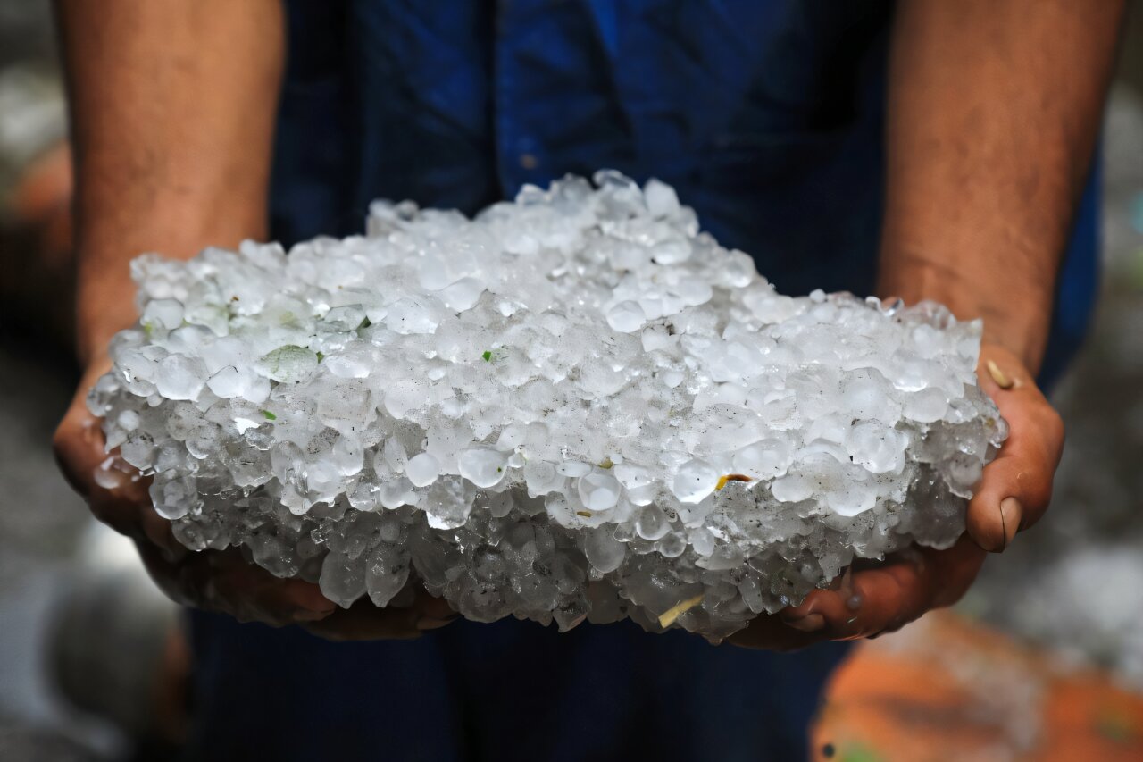 Ani dolu fırtınası Mısır'ın İskenderiyesini kirletiyor