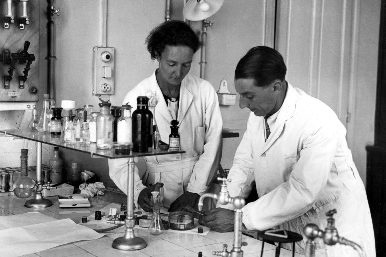 WHA2R6 Frederic and Irene Joliet-Curie in their Paris Laboratory