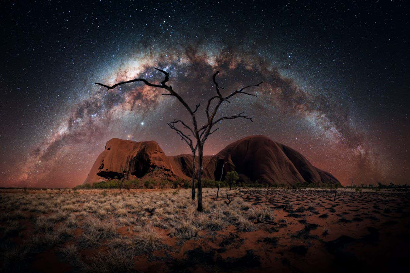 2FMBH8B Milky Way over Ayers Rock in Australia