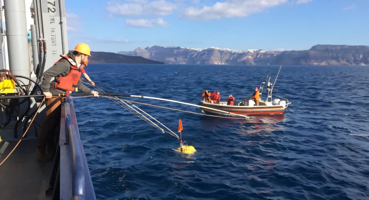 Santorini depremleri, geleneksel volkanik merkezlerde değil, kabukta magma hareketine kadar uzanmış