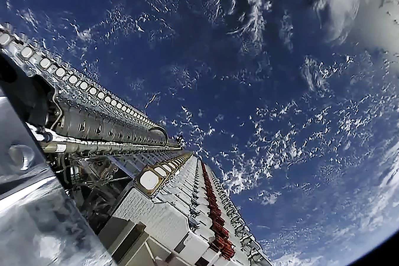 Starlink uyduları, astronomiyi mahvedebilecek radyo sinyallerini sızdırıyor