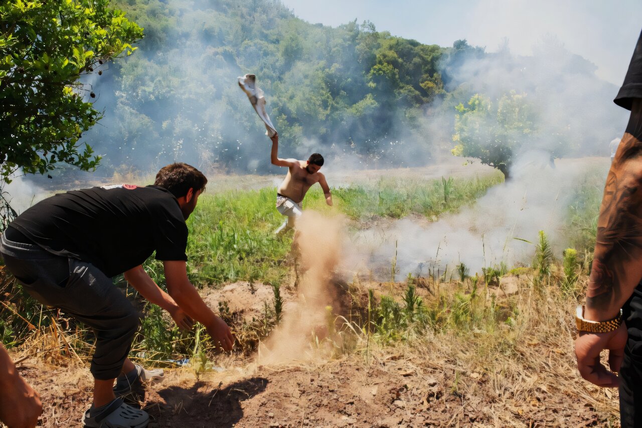 Türkiye orman yangınlarıyla savaşırken kurtarıcılar 50.000'i tahliye ediyor