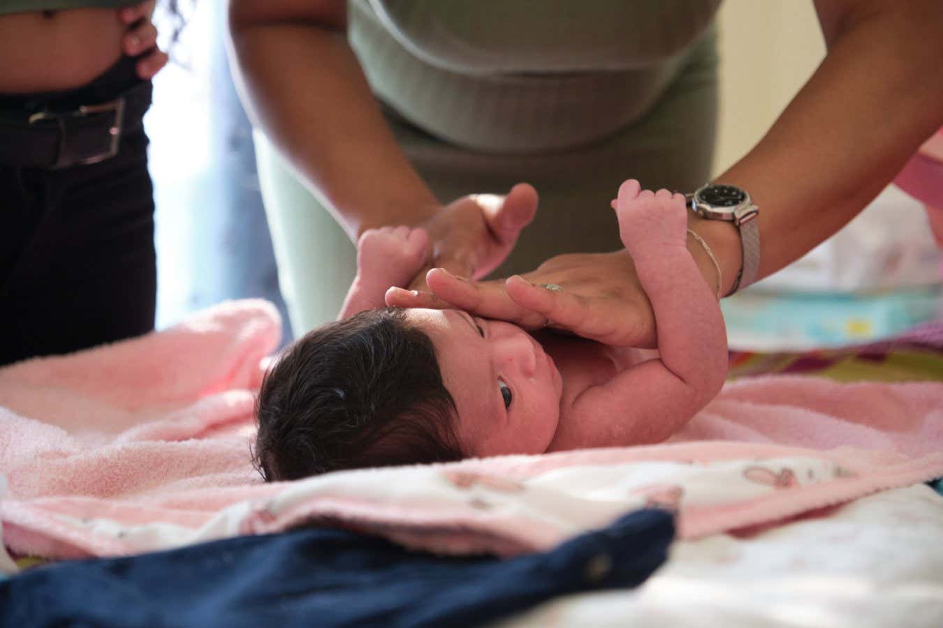 Basit cilt bakım rutini, egzama geliştiren bebekleri durdurabilir