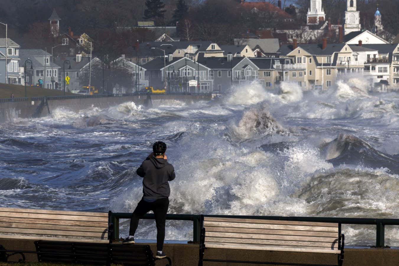 Nor'easter New England'ı çarpıyor daha güçlü büyüyor