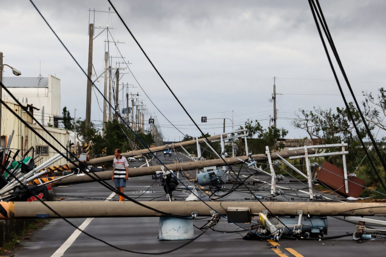 Typhoon Danas iki öldürür, Tayvan'da yüzlerce yaralanır