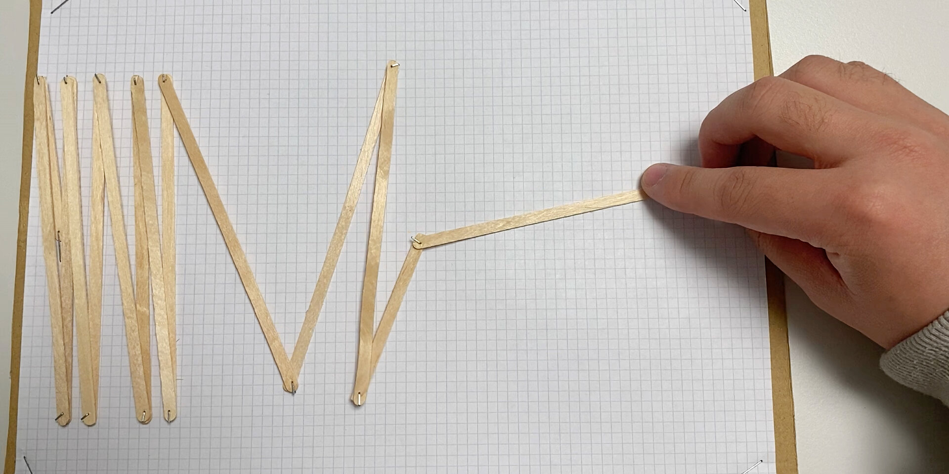 Derin sinir ağlarında özellik öğrenmeyi açıklamak için geometri ve fizik kullanma