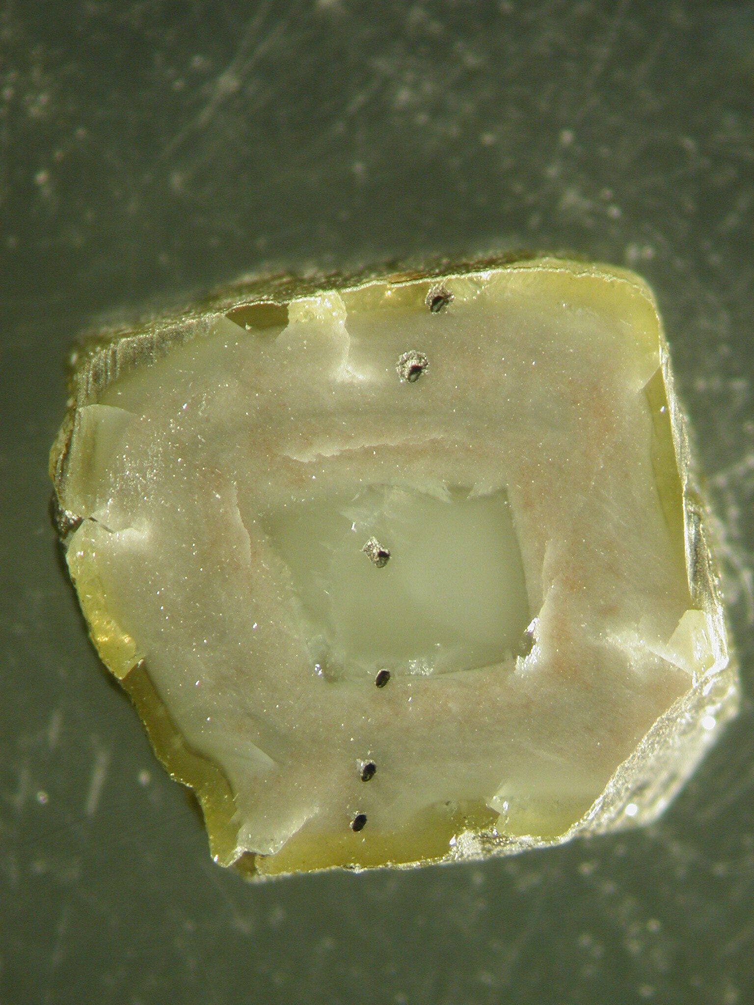 300 kilometrenin altında: Bilim adamları, manto içinde derin nikel açısından zengin alaşımların ilk doğal kanıtlarını buluyor