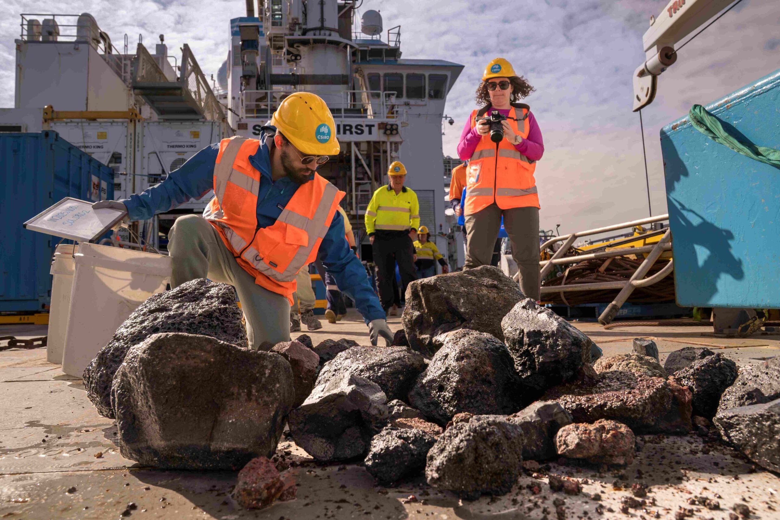 Bilim adamları, 'Yüzyılın Patlamasına' yol açan şeyi ortaya çıkarmak için ipuçlarıyla Tonga'dan geri döner.