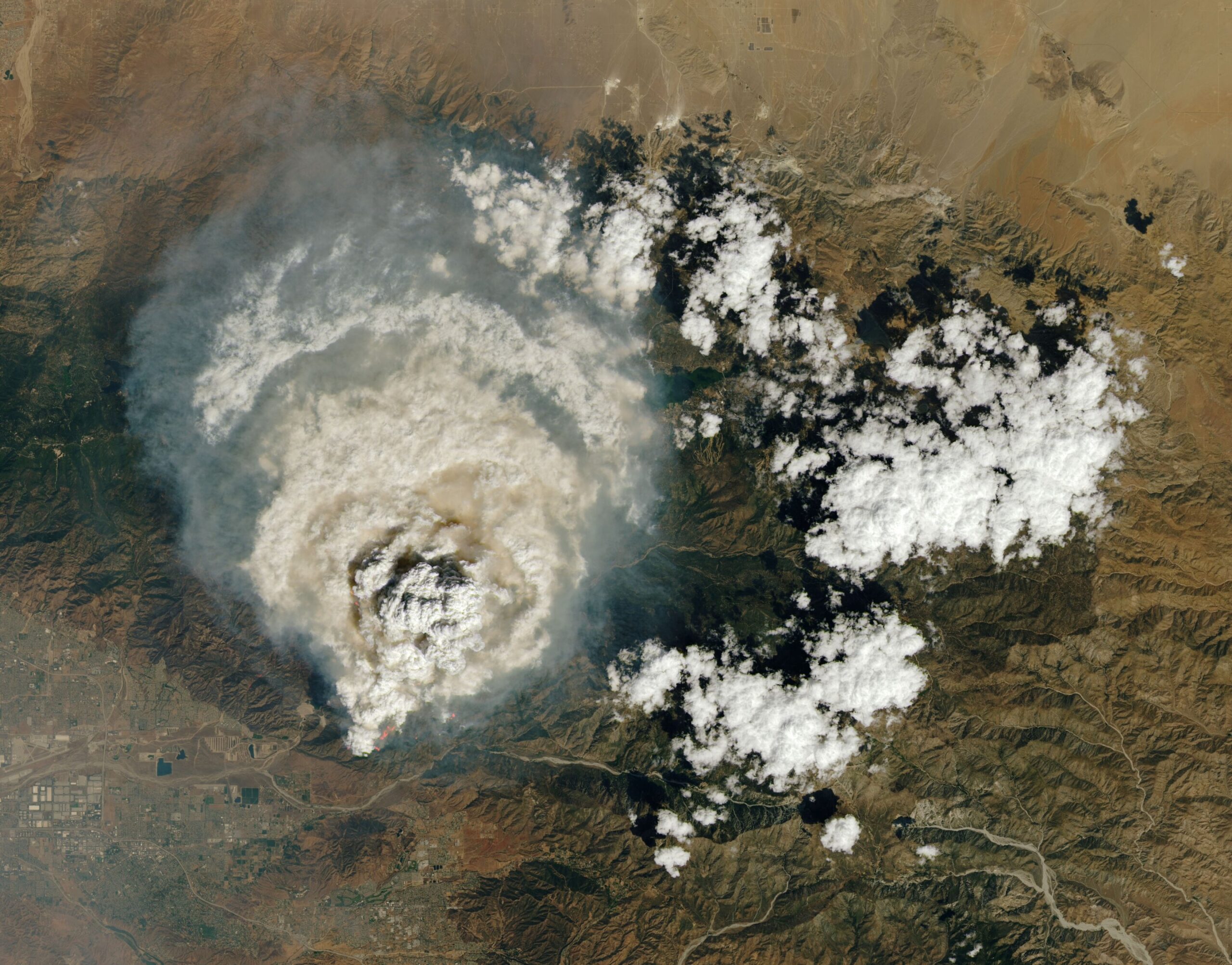 Bir Kirlilik Paradoksu: Batı Amerika Birleşik Devletleri'ndeki orman yangınları hava kalitesini artırabilir