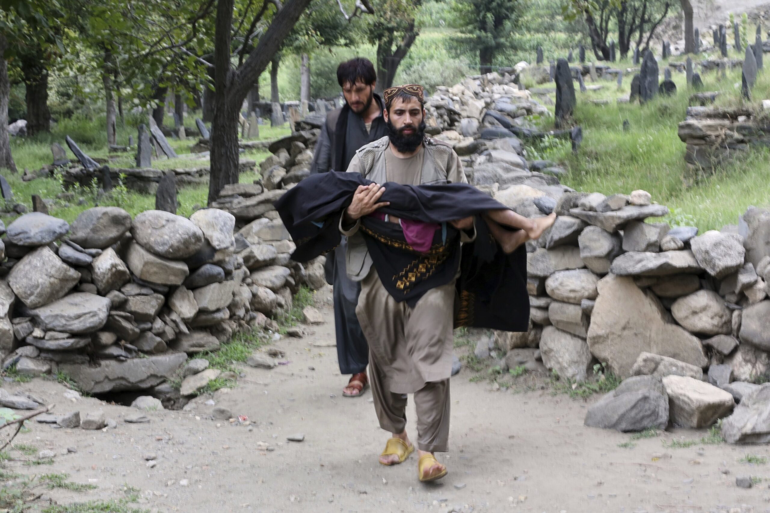 Bir deprem Afganistan'ın doğusundaki köyleri yok eder ve 2.500 yaralı ile 800 kişiyi öldürür