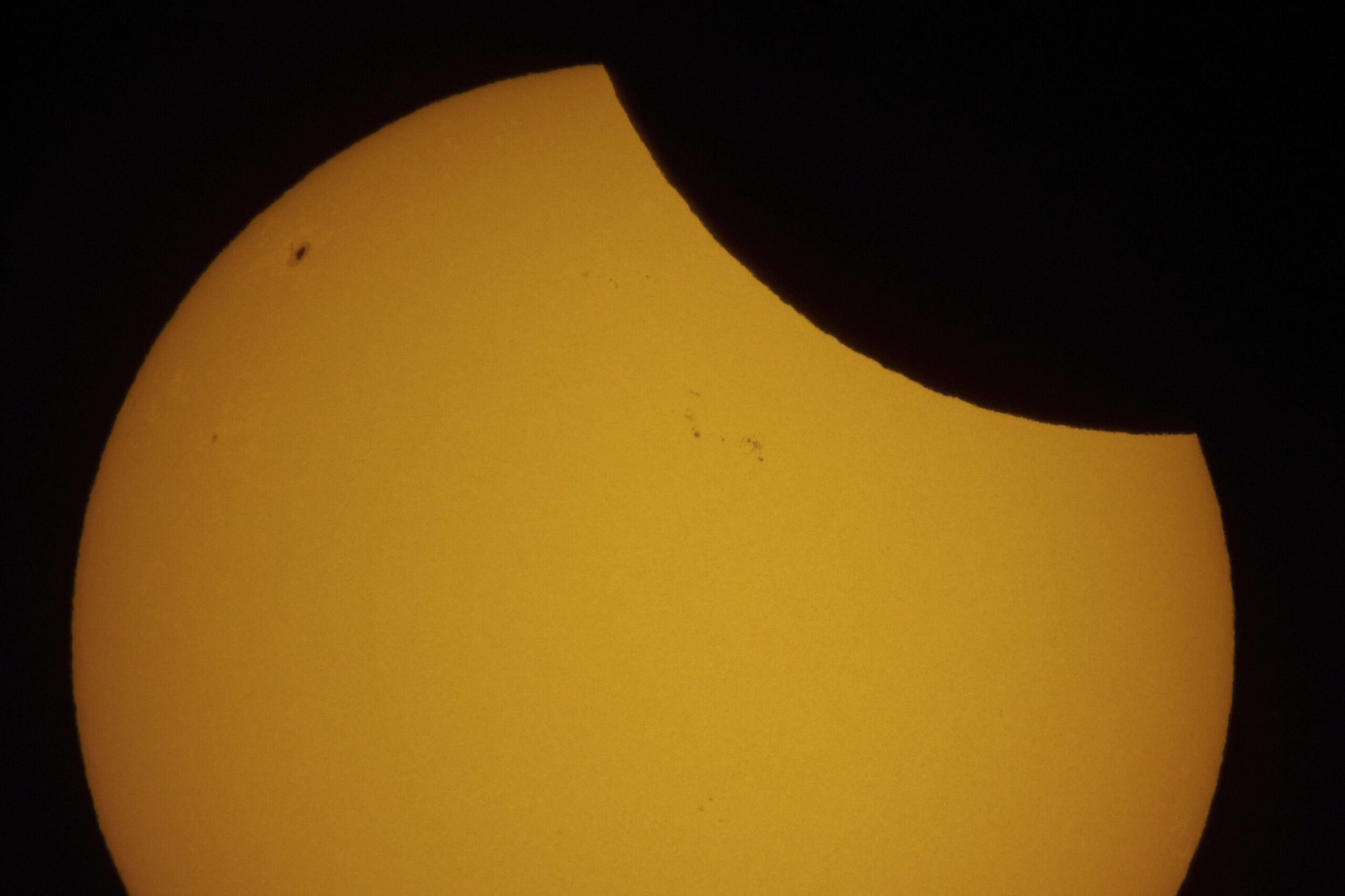 Dünyanın dibindeki kısmi güneş tutulması yılın güneşini ve ay gözlüklerini kapatıyor