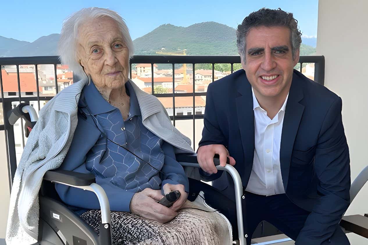 Supercentenarian María Branyas Morera, pictured with researcher Manel Esteller