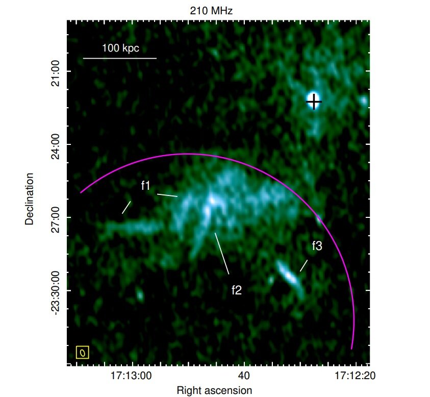 Gökbilimciler Ophiuchus kümesindeki dev bir radyo fosilindeki ayrıntılı yapıları harita