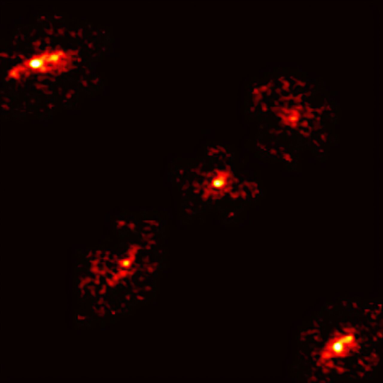 Gökbilimciler nadir Einstein Cross'u beşinci bir görüntüle keşfederek gizli karanlık maddeyi ortaya çıkarır