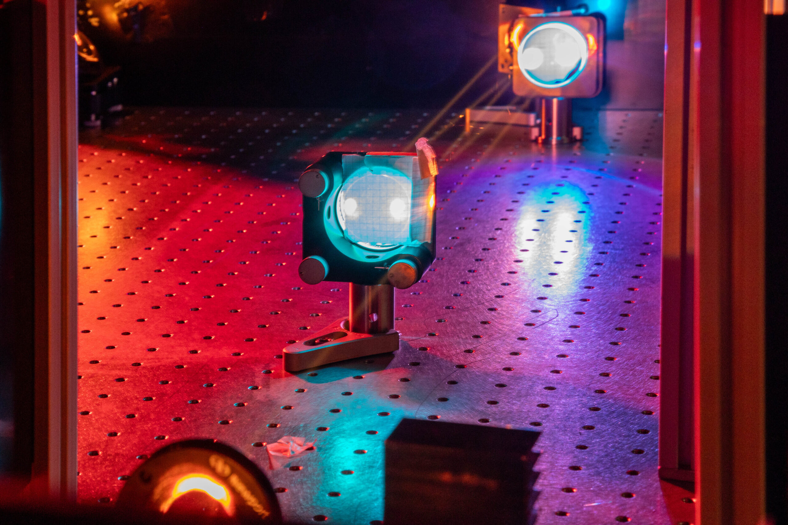 Işık etkileşimine yeni bakış açıları: Sanal yükler malzeme tepkilerini nasıl etkiler