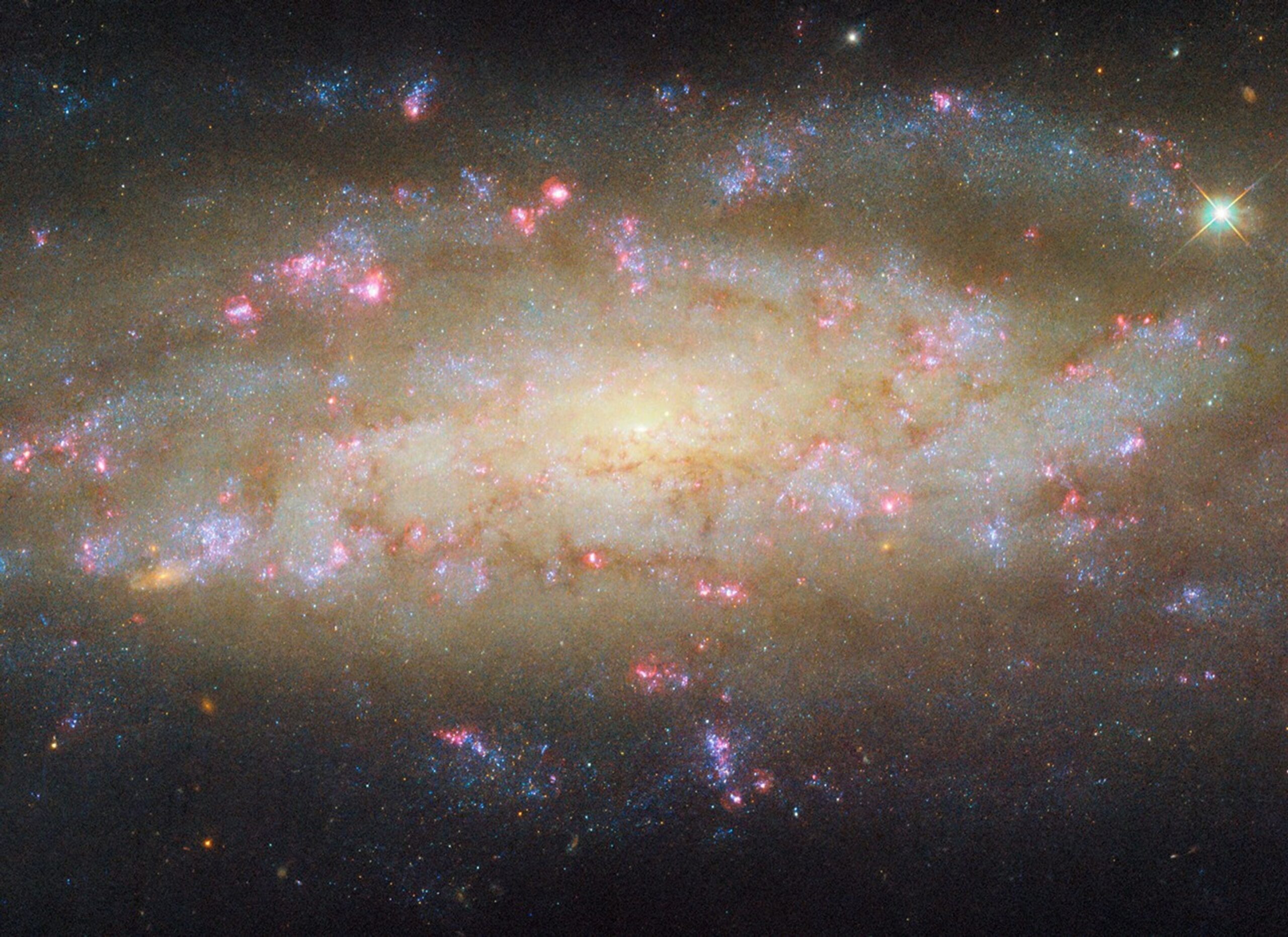 Resim: Hubble Spies Galaxy ile Görülecek Çok