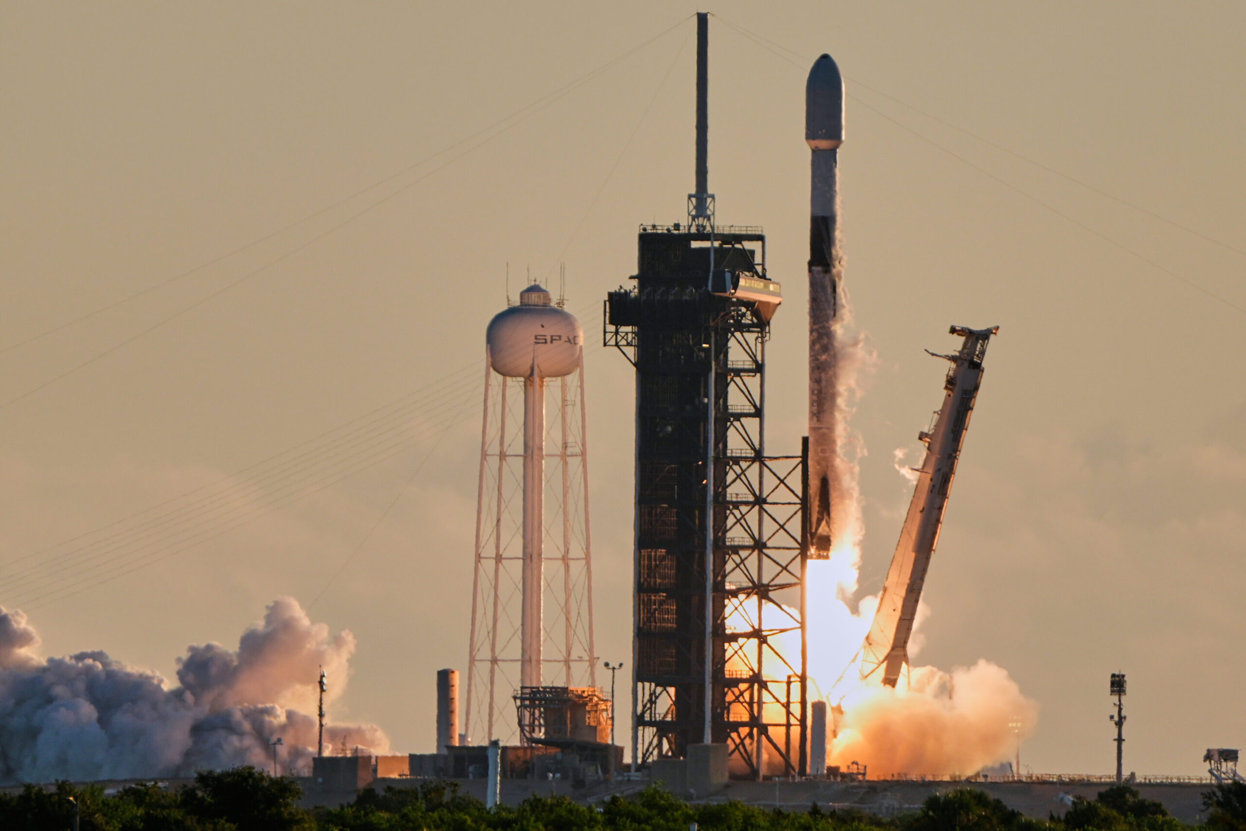 Üçlü Uzay Hava Durumu Uyduları, güneşin şiddetli tarafını incelemek için birlikte patlar