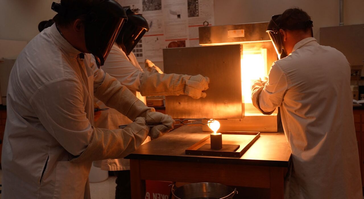 Volkanlardan asteroitlere, laboratuvar gezegen bilimini ve yaşamın kökenlerini geliştirir