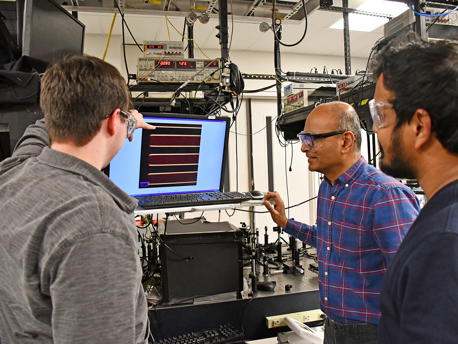 Atomik yapıyı belirlemek için doğrusal olmayan optik mikroskopide ışık-madde etkileşimlerini çerçeve modelleri