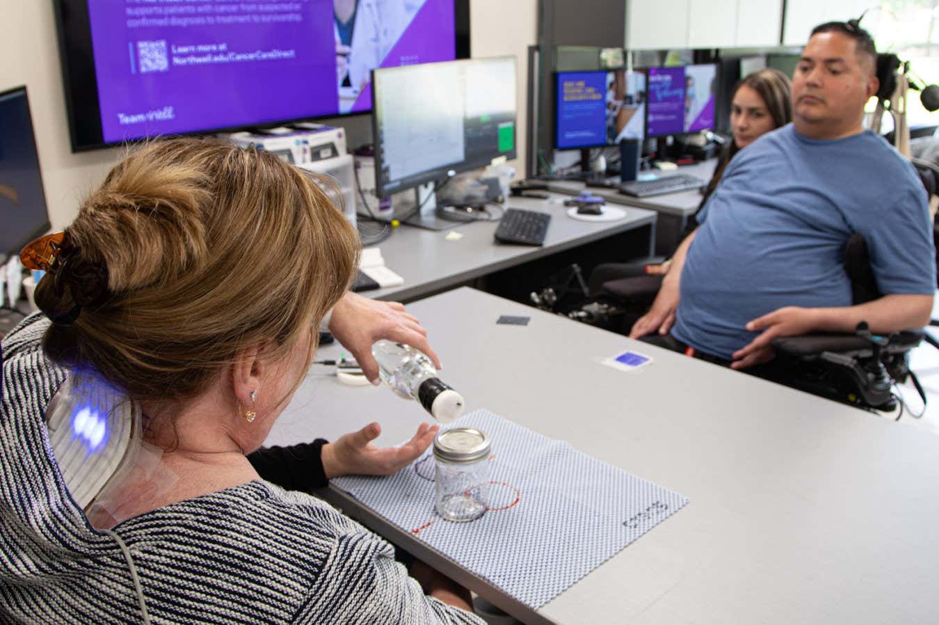 Felçli adam, başka birinin eliyle nesneleri hissedebiliyor
