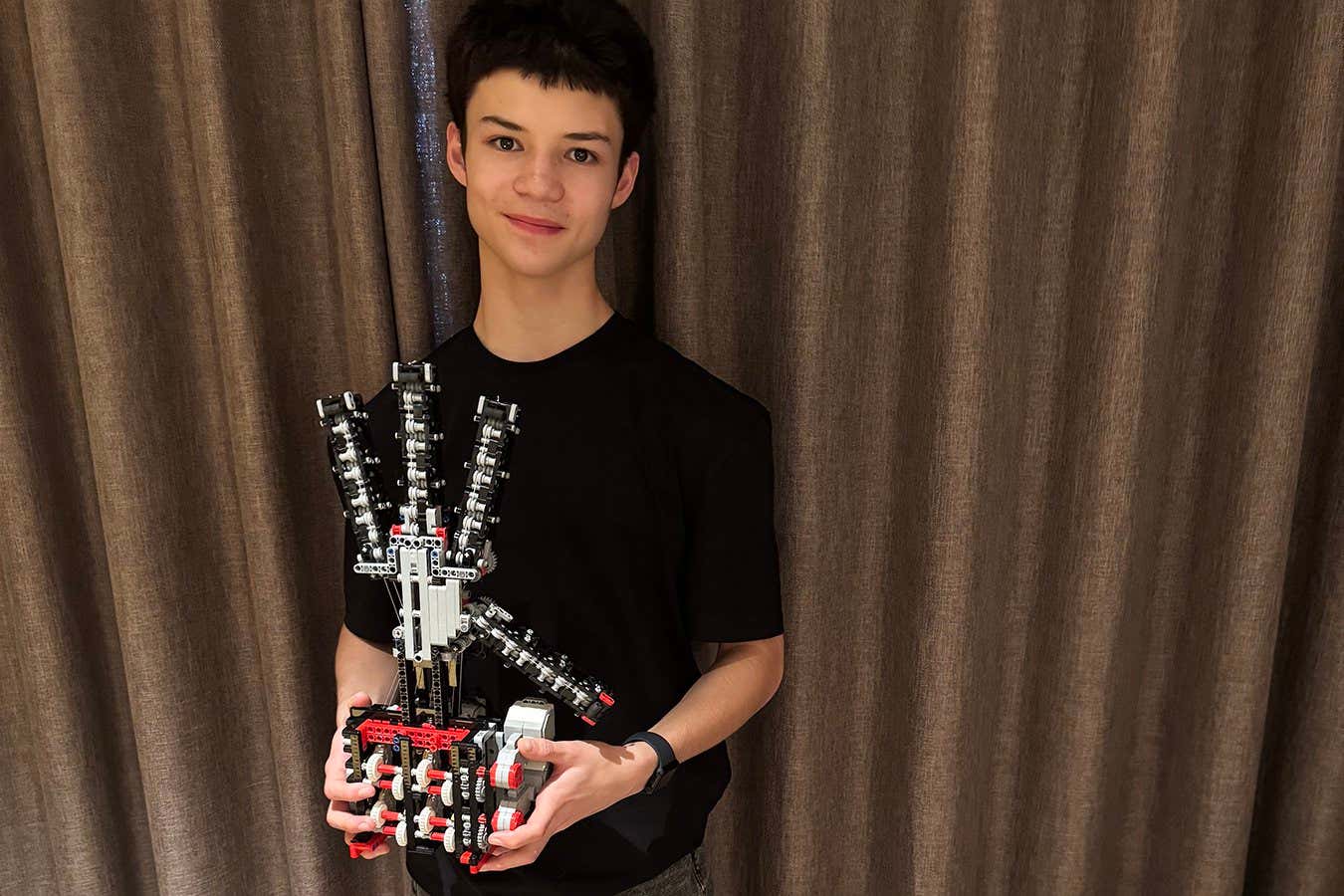 Genç, tamamen Lego parçalarından gelişmiş robot eli yapıyor