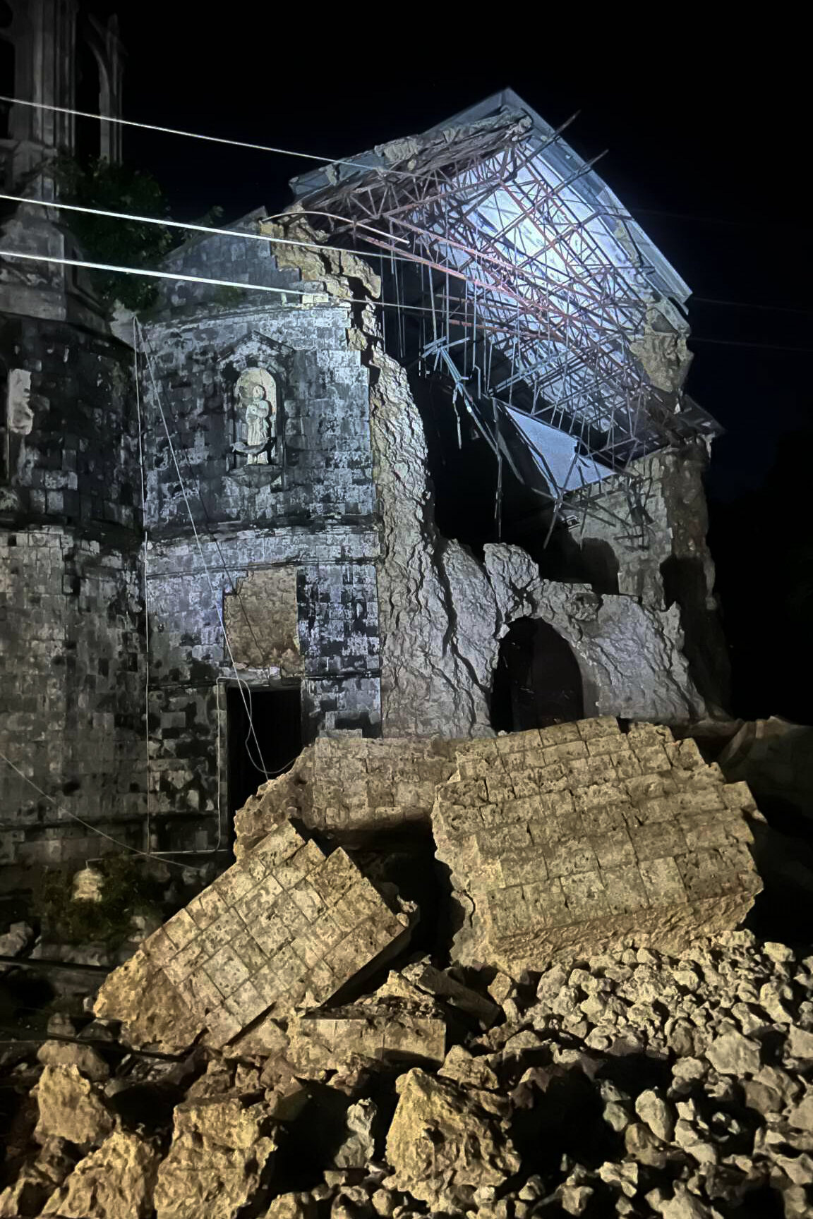 Güçlü deprem, sadece günler önce ölümcül fırtına tarafından vurulan merkezi bir Filipin bölgesinde 31 kişiyi öldürür