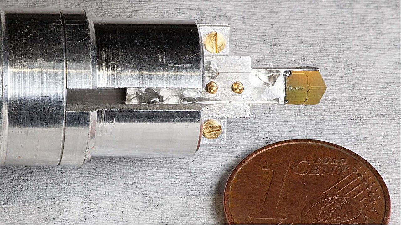 Hassas kalibrasyon için ışık, mikrodalgalar ve elektronlar arasında köprü oluşturma