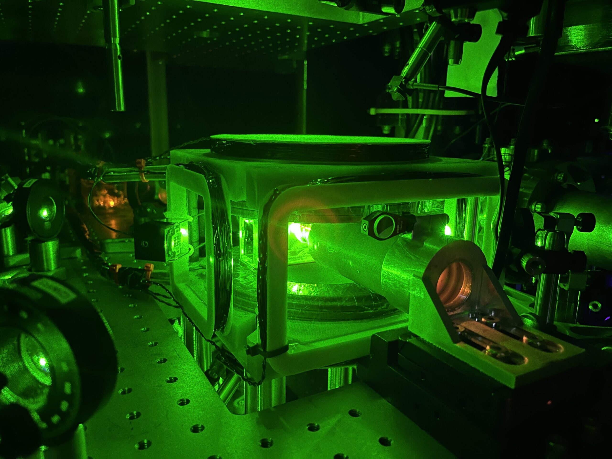 İterbiyum-171 atomlarına dayalı bir kuantum iletişim ağının gerçekleştirilmesine yönelik yeni, ölçeklenebilir bir yaklaşım