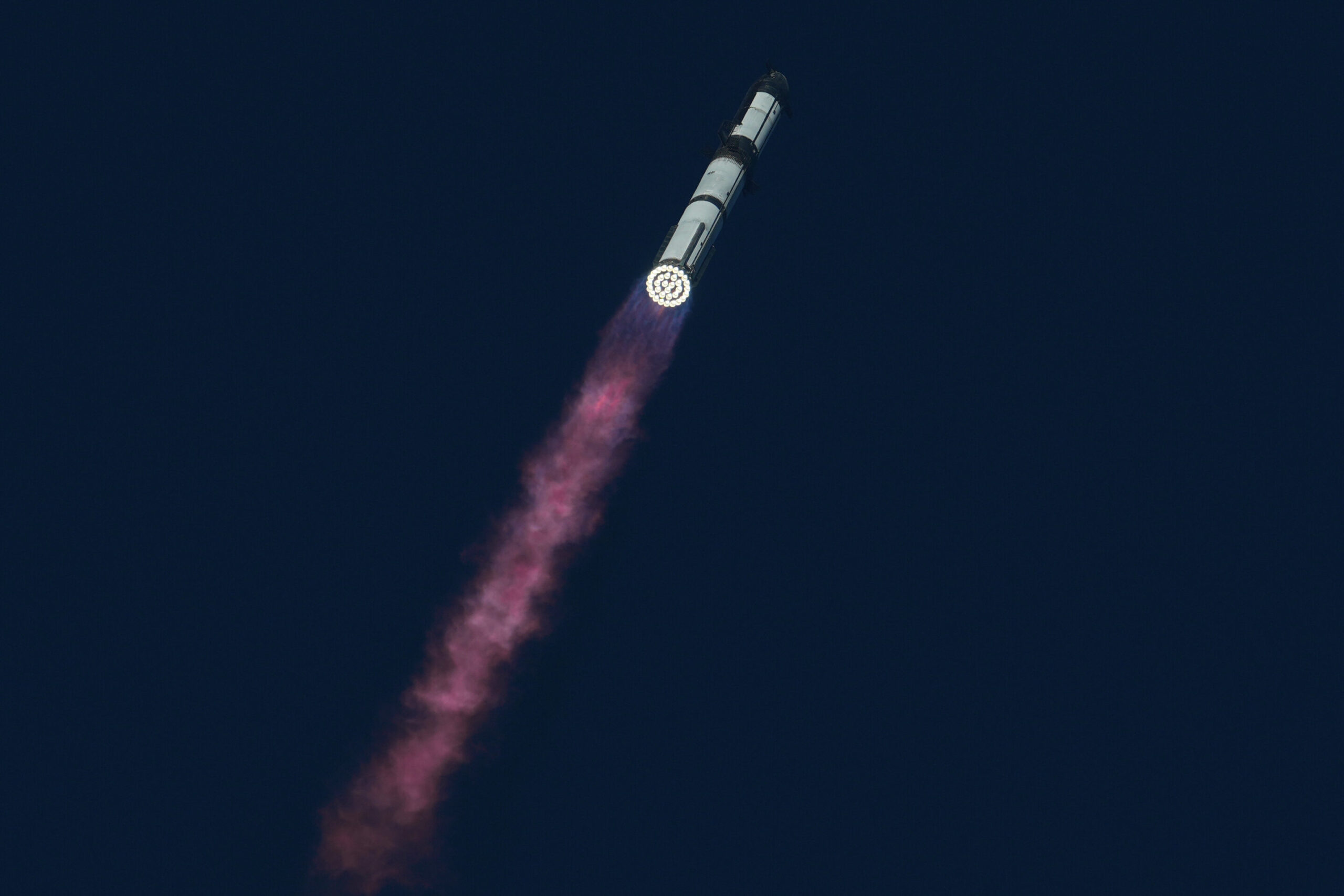 SpaceX, mega Starship roketinin 11. test uçuşunu bir galibiyetle daha başlattı