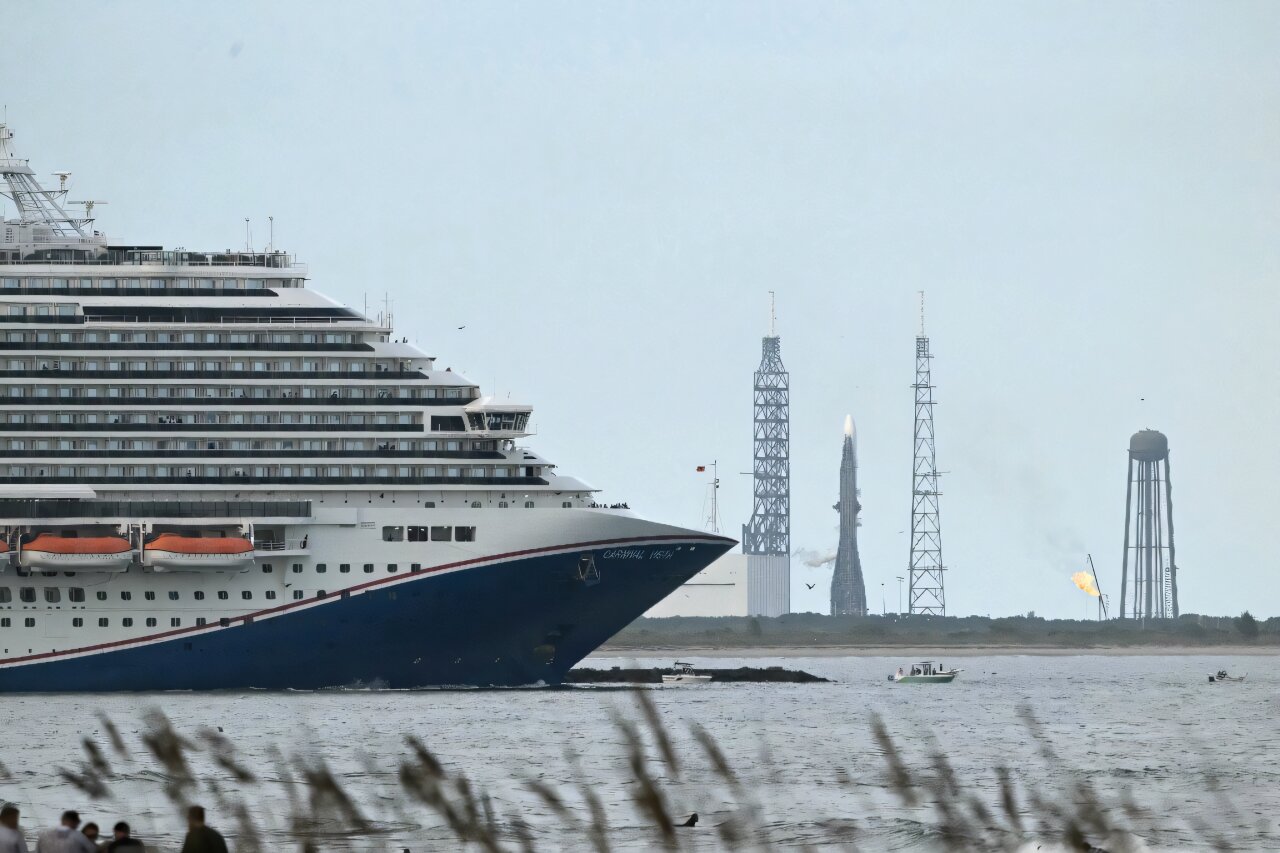 Bezos'un Blue Origin'i hava koşulları nedeniyle roket fırlatmayı erteledi