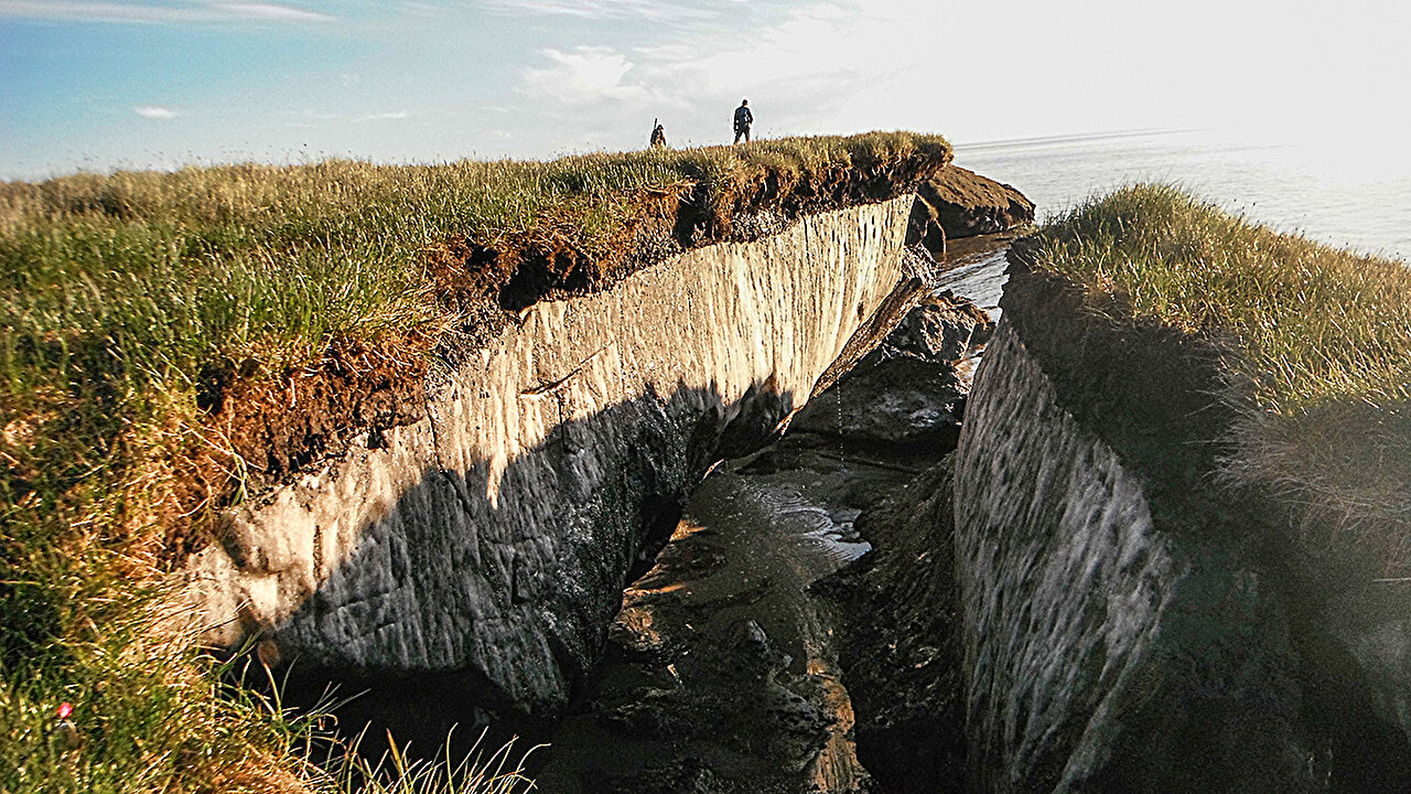 Laboratuvar kurulumu, kıyı şeritlerinin neden parçalandığını bulmak için Arktik erozyonu taklit ediyor