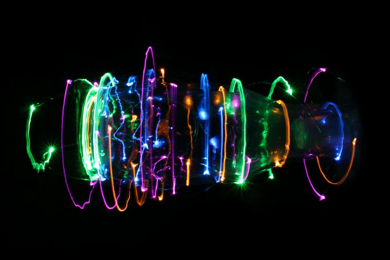 Topaklı 'tırtıl solucan delikleri' dolaşmış kara delikleri birbirine bağlayabilir