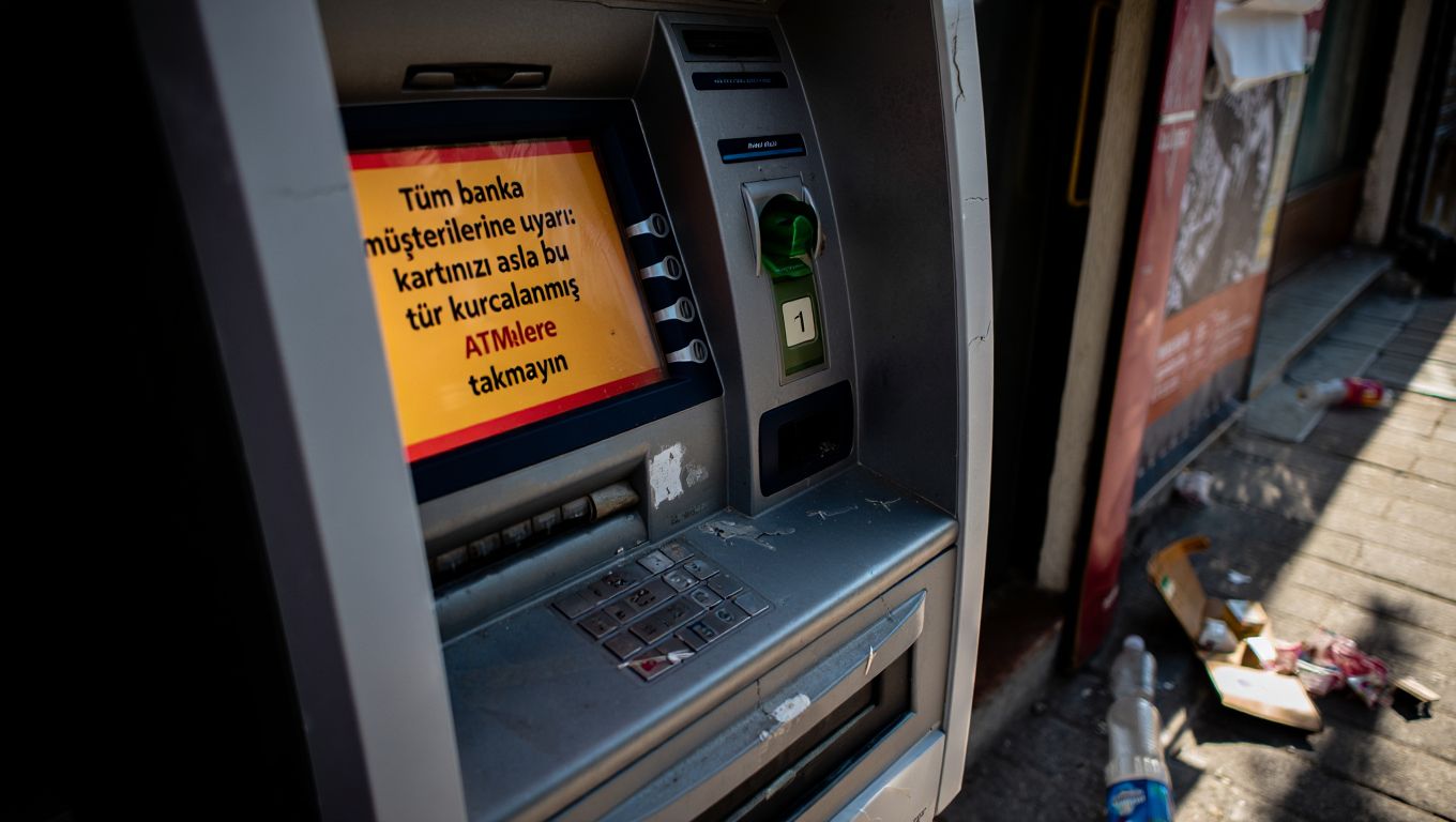 Tüm banka müşterilerine uyarı: kartınızı asla bu tür kurcalanmış ATMʼlere takmayın